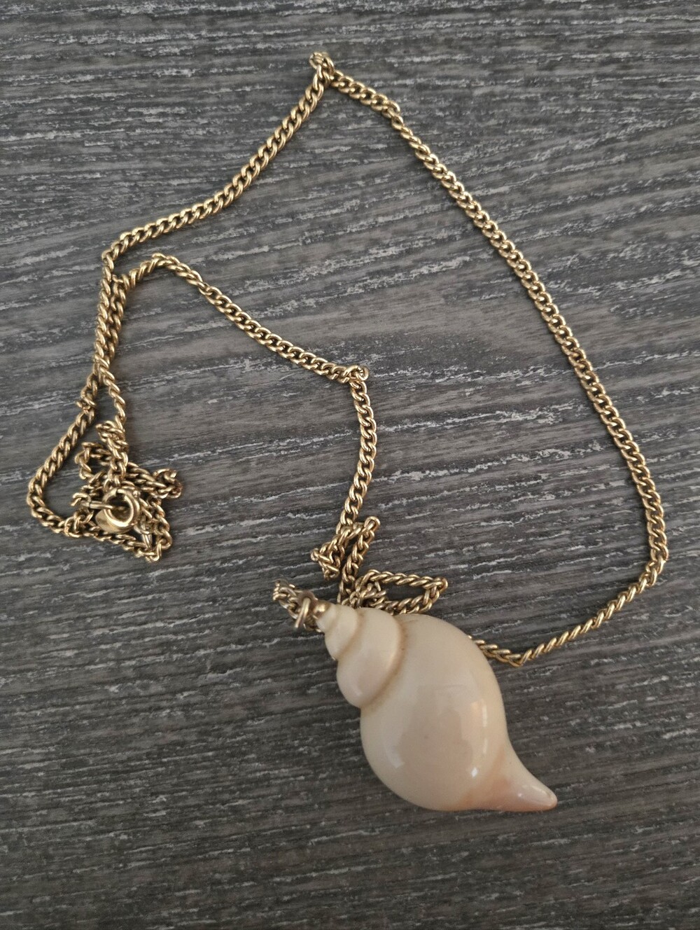 Vintage Avon Goldtone Shell Necklace 30"